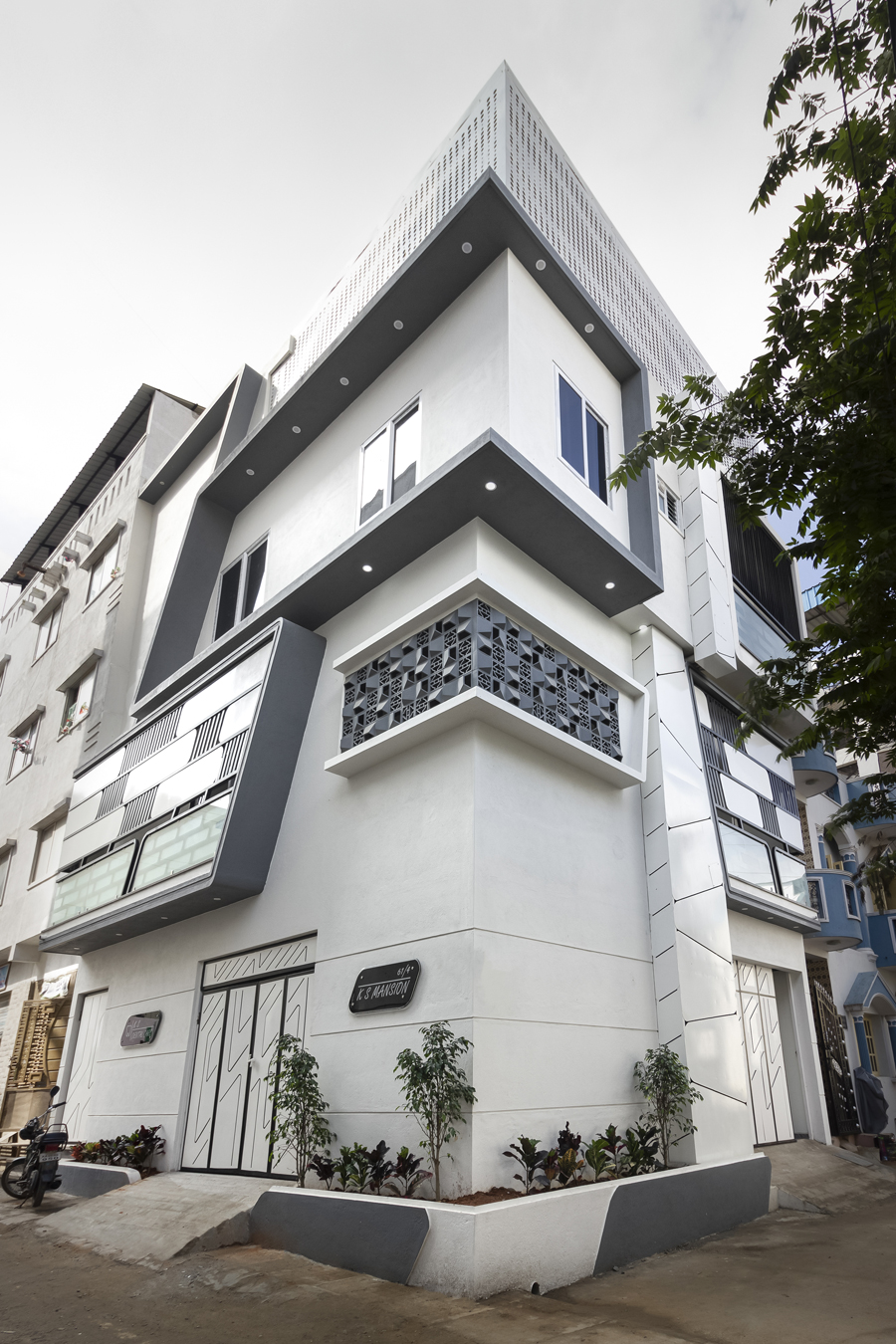 GREY FRAME HOUSE